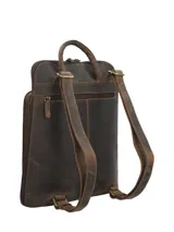Mochila de cuero marrón oscuro, elaborada de forma artesanal, con bolsillo frontal con relieve de diseño botánico de hojas. Cuenta con compartimento para notebook y cierre.