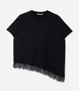 Blusa de manga corta con escote redondo, confeccionada en algodón. Presenta un diseño alargado con un detalle de encaje irregular aplicado en el ruedo, aportando un acabado asimétrico y delicado.
