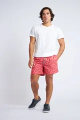 Short de baño con estampado de ondas en tonos azules, cintura elástica con cordón ajustable, bolsillos laterales y bolsillo trasero. Incluye suspensor interno y logo bordado.