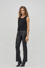 Pantalón negro de cuero legítimo, corte recto y ajustado, con costuras verticales decorativas y cierre metálico lateral.