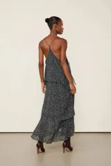 Vestido midi de georgette negro con tirantes finos, estampado texturizado, escote en V, detalles de capas y diseño fluido.