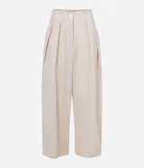 Pantalón carrot color beige confeccionado en tricolina con efecto empapelado, cierre tradicional y pliegues.