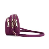 Cartera bandolera rectangular de nylon impermeable, con tres compartimentos con cierre y correa regulable.