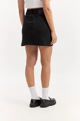 Minifalda de jean de tiro alto con calce ajustado, efecto desgastado y ruedo desflecado.