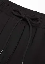 Pantalón negro de corte recto, con cintura elástica ajustable con cordón.