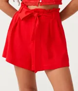 Short femenino de lino estilo clochard color amarillo, con cintura paperbag ajustable mediante un lazo del mismo tejido.
