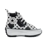 Championes Converse Run Star Hike de caña alta con plataforma, capellada de lona estampada con manchas y lunares en blanco y negro, cordones blancos y logo de la marca en el lateral interno.