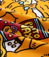 Remera de algodón con diseño tipo baseball, cuerpo en color blanco y mangas cortas en color negro. Presenta un estampado frontal con el logo de Garfield y la frase Snack Time.