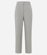 Pantalón de vestir gris oscuro, de corte recto, con bolsillos laterales y traseros. Se ajusta a la cintura con cinturón de cuero marrón.