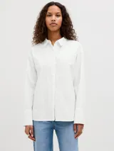 Camisa de popelín blanca de manga larga con cuello clásico y cierre frontal de botones ocultos, de ajuste relajado y puños anchos.
