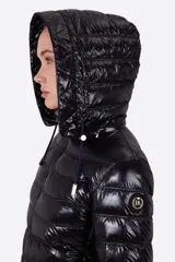 Campera puffer color beige claro, con capucha y cierre frontal.