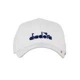 Gorro tipo gorra Diadora color blanco con el logotipo de la marca bordado en azul marino en el frente y detalle de la bandera italiana en el lateral de la visera.