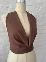 Top corto marrón con escote drapeado tipo halter.