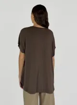 Blusa marrón de viscosa con escote en V y mangas cortas.