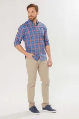 Pantalón de corte clásico con diseño de cinco bolsillos y presillas para cinto, color beige.