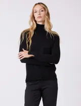 Polera de cuello alto confeccionada en tejido de punto fino, con mangas largas y detalle de tajo en los puños.