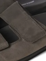 Sandalias de cuero grises con doble tira ancha y suela plana.