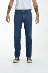 Pantalón de jean azul oscuro, corte recto, tiro medio y cinco bolsillos.