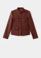 Chaqueta de mezcla de lana color marrón, de corte recto, con cuello mao, cuatro bolsillos con solapa en el frente y cierre de botonadura central.