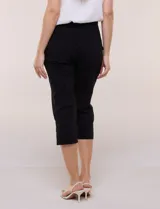 Pantalón capri azul marino de estilo sastrero, de tiro alto con pretina ancha y plana, corte entallado y bolsillos simulados en el frente.