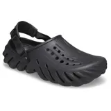 Zueco Crocs modelo Echo, color negro, con diseño esculpido y deportivo. Presenta una estructura moldeada con puertos de ventilación laterales y superiores, y una correa trasera ajustable con almohadilla para el talón.