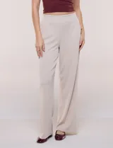 Pantalón wide leg plisado color verde, de tiro alto con pretina ancha elastizada y bolsillos laterales.