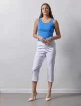 Pantalón capri blanco de tencel elastizado, marca Ruby Rd. Tiene pretina ancha elastizada, bolsillos simulados delanteros, bolsillos aplicados traseros, corte recto y terminación de ruedo desflecado.