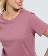 Remera básica de cuello redondo y manga corta, confeccionada en algodón peruano de alta calidad. Presenta un diseño liso y versátil, ideal para uso diario.