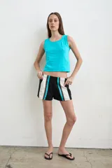 Short color crudo de tiro bajo, con pretina elástica y detalles laterales en marrón y verde militar.