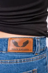 Pantalón tipo mom jean de tiro alto en color azul medio, con costuras en tono dorado y corte cónico.
