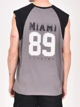 Musculosa gris con mangas y cuello negro, con el número 89 estampado en blanco en el frente.