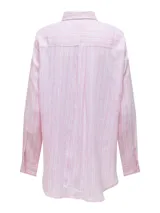 Camisa Only modelo Tokyo, confeccionada en mezcla de lino y viscosa, con diseño a rayas verticales en tonos rosado y blanco, cuello clásico, cierre frontal de botones, manga larga y bolsillo aplicado en el pecho.