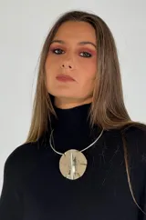 Pantalón jean de corte ancho con estampado animal print en tonos beige y gris.