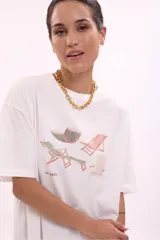 Remera blanca de manga corta, corte oversize, con estampa colorida de motivos marinos y botánicos en el frente.
