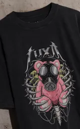 Remera de algodón con efecto nevado, corte oversize y estampa frontal de un oso de peluche rosa con máscara de gas rodeado por una estructura ósea.