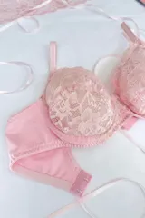 Soutien con aro, confeccionado en puntilla elastizada color rosa pálido con diseño floral. Posee forro interno para contención y breteles elásticos regulables.