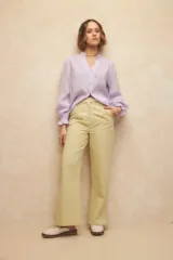 Pantalón de vestir color verde claro, de corte recto y tiro alto.