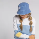 Gorro tipo bucket color fucsia con logo bordado en el frente.