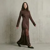 Vestido largo de satén color marrón chocolate, con cuello alto, mangas largas y detalle de encaje en la parte inferior de la falda.