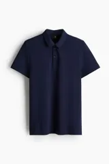 Remera polo de manga corta color azul marino, confeccionada en punto de algodón liviano, con cuello y tapeta de botones. Presenta un corte slim fit ajustado al cuerpo.