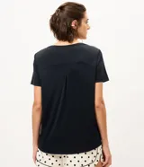 Remera deportiva de manga corta y cuello redondo, confeccionada en poliamida con elastano, de color rosado y diseño liso.