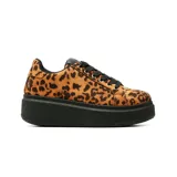 Championes Korium modelo Aura con estampado animal print de leopardo, cordones negros y suela plataforma alta de color negro.