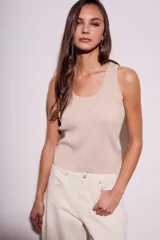 Musculosa color beige de algodón y lurex, con corte ajustado y cuello redondo.