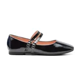Zapato tipo bailarina de charol negro con punta cuadrada y doble tira con hebilla.