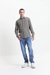 Camisa negra de manga larga con textura.