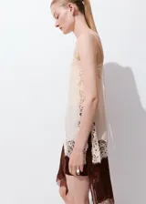 Falda midi recta de satén color marrón, con tiro regular y detalle de puntilla en el ruedo y el lateral.