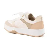 Zapatillas deportivas bajas color beige con detalles en dorado y suela blanca con diseño geométrico.