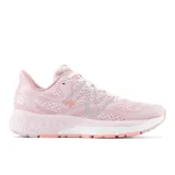 Championes de running New Balance modelo 880 v13, color rosado con detalles en blanco y coral. Confeccionados con empeine de malla técnica y entresuela Fresh Foam X para mayor amortiguación y suela de caucho NDurance.