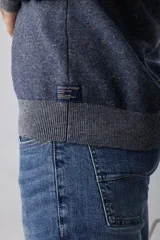 Sweater azul marino de corte clásico con cuello redondo y mangas largas.