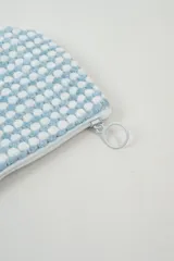 Neceser pequeño de tela con textura de toalla, color rosa y blanco, con cierre superior.